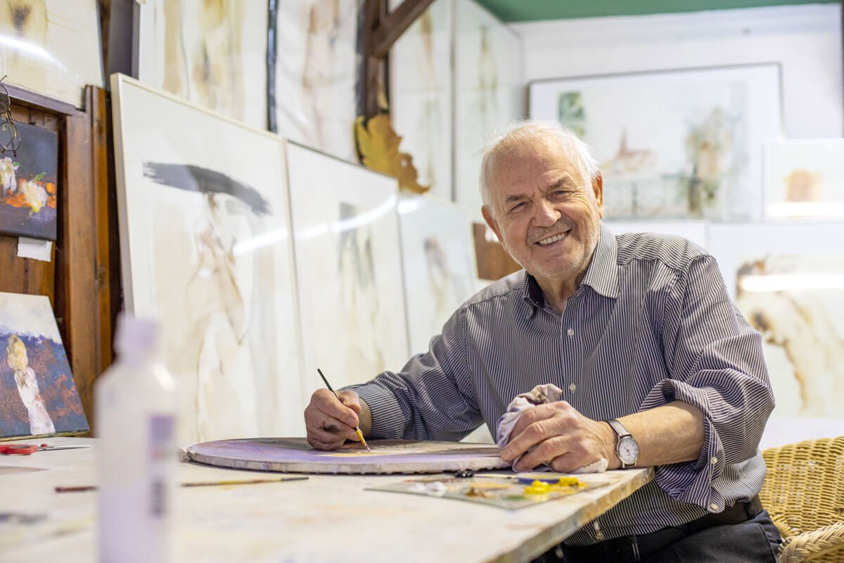 Portrait von Künstler Redzep Memisevic in seinem Atelier